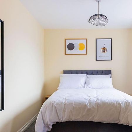 Stylish 3 Bedroom And Free Parking Thamesmead  Экстерьер фото