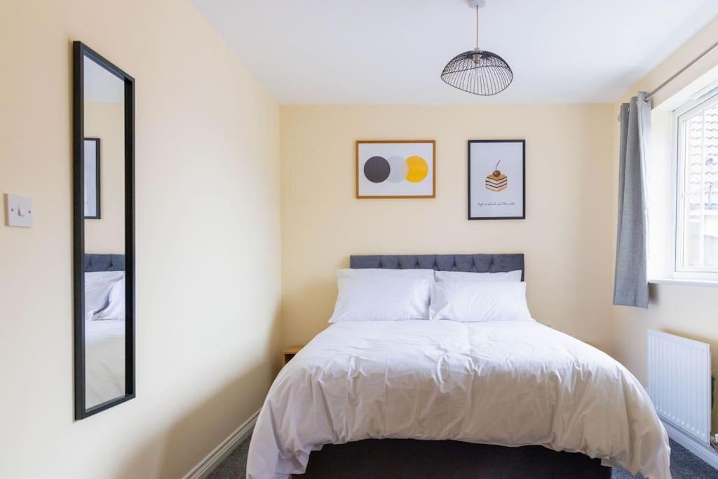 Stylish 3 Bedroom And Free Parking Thamesmead  Экстерьер фото