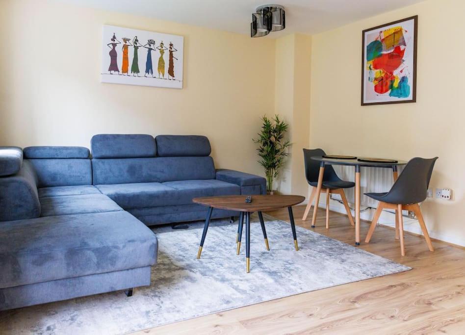 Stylish 3 Bedroom And Free Parking Thamesmead  Экстерьер фото