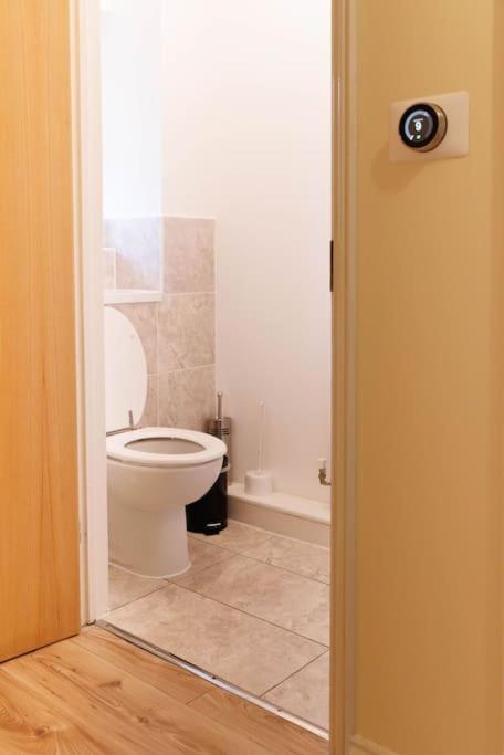 Stylish 3 Bedroom And Free Parking Thamesmead  Экстерьер фото