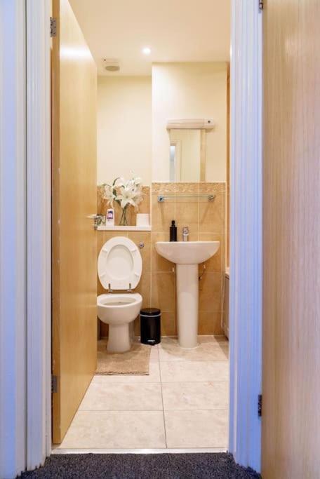 Stylish 3 Bedroom And Free Parking Thamesmead  Экстерьер фото