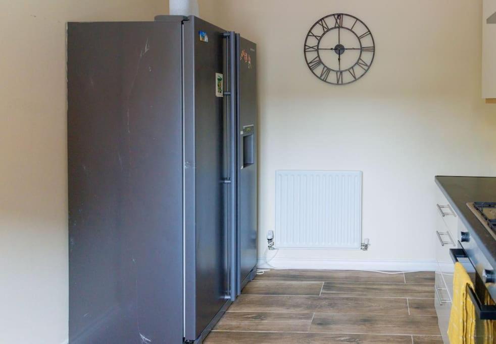 Stylish 3 Bedroom And Free Parking Thamesmead  Экстерьер фото