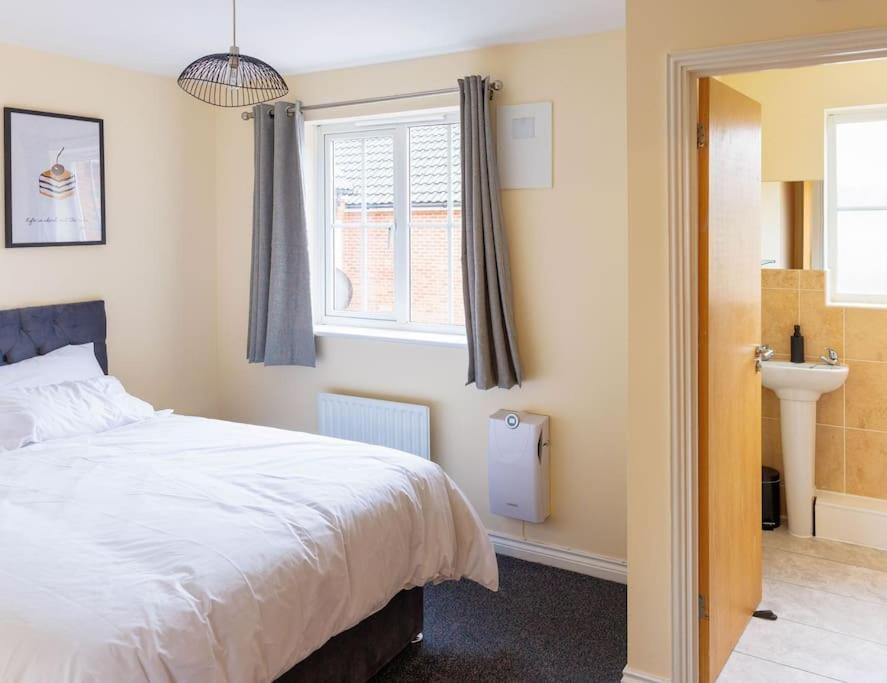 Stylish 3 Bedroom And Free Parking Thamesmead  Экстерьер фото