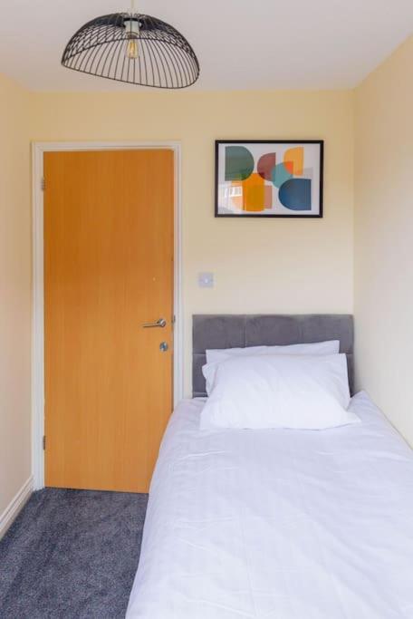 Stylish 3 Bedroom And Free Parking Thamesmead  Экстерьер фото