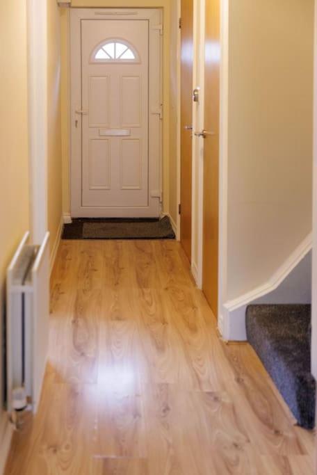 Stylish 3 Bedroom And Free Parking Thamesmead  Экстерьер фото