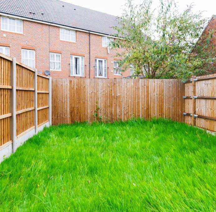 Stylish 3 Bedroom And Free Parking Thamesmead  Экстерьер фото