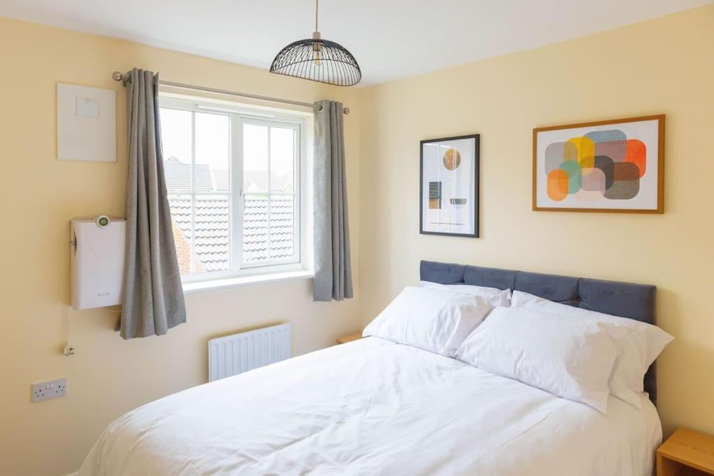 Stylish 3 Bedroom And Free Parking Thamesmead  Экстерьер фото